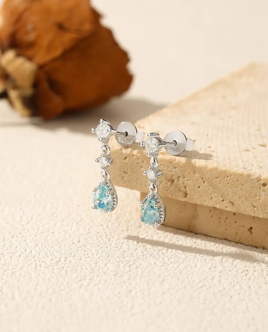 Aquablaue Moissanit Ohrringe - 0,50 ct Tropfen 4 x 6 mm mit Zirkonia-Akzenten, 925er Sterlingsilber, 18 mm