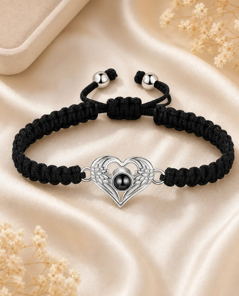 Armband mit Foto im Stein, Engelsflügel-Herz in Silber, schwarzes Flechtband verstellbar, personalisiertes Erinnerungsgeschenk