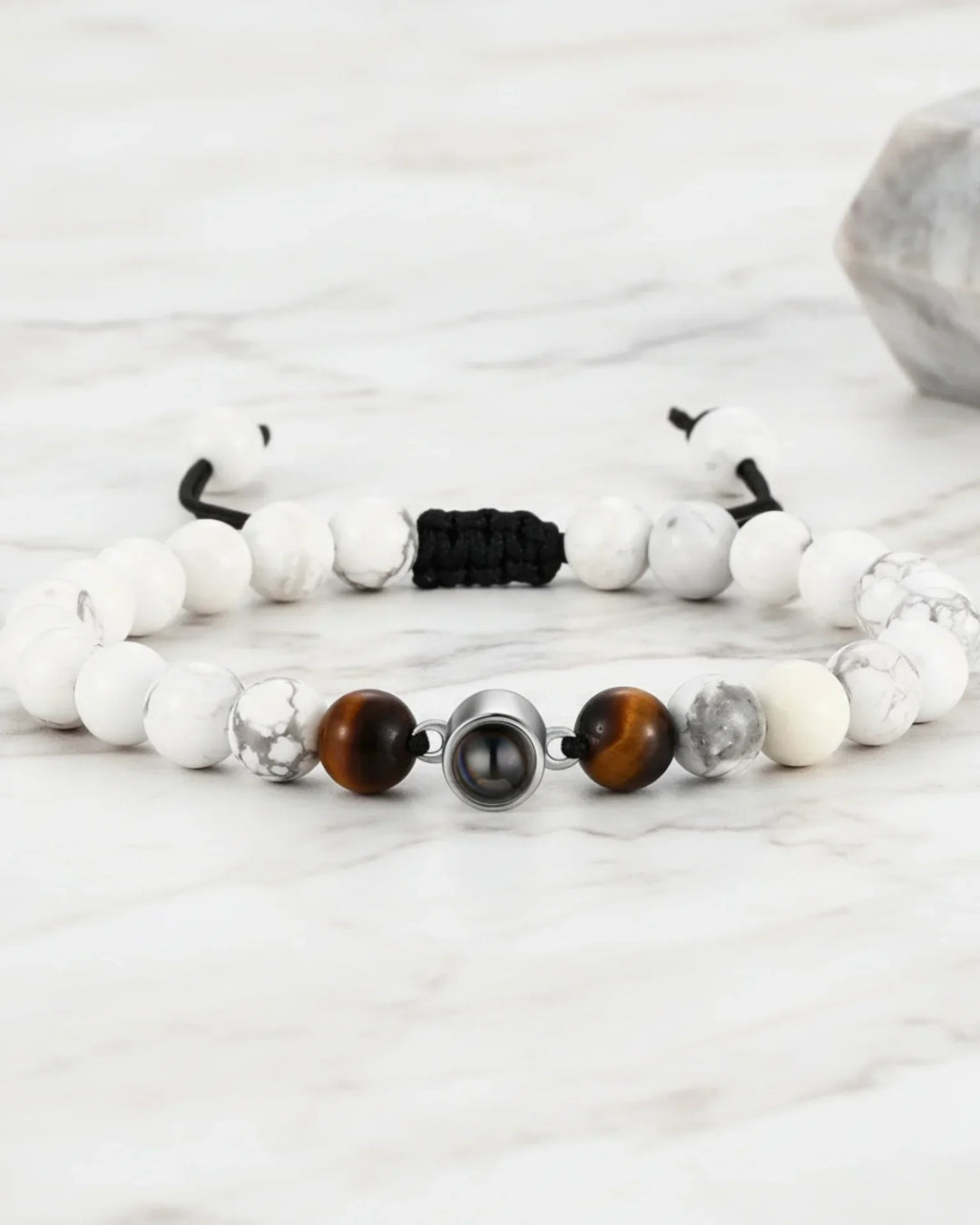 Armband mit Bild im Stein – weisse Magnesit-Perlen, dein Foto im Stein, Geschenk für Sie