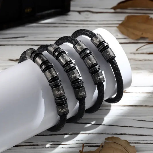 Armband mit Gravur für Herren – schwarzes Lederarmband mit gravierten Edelstahl-Namensperlen, Geschenk für Papa, Vatertag