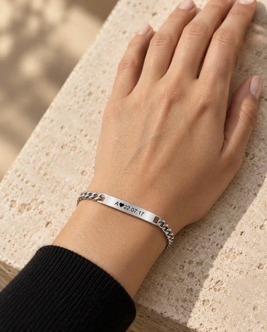 Armband mit Gravur - von einem Model getragen