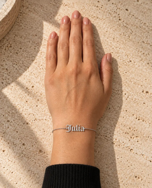 Armband mit Gravur - von einem Model getragen
