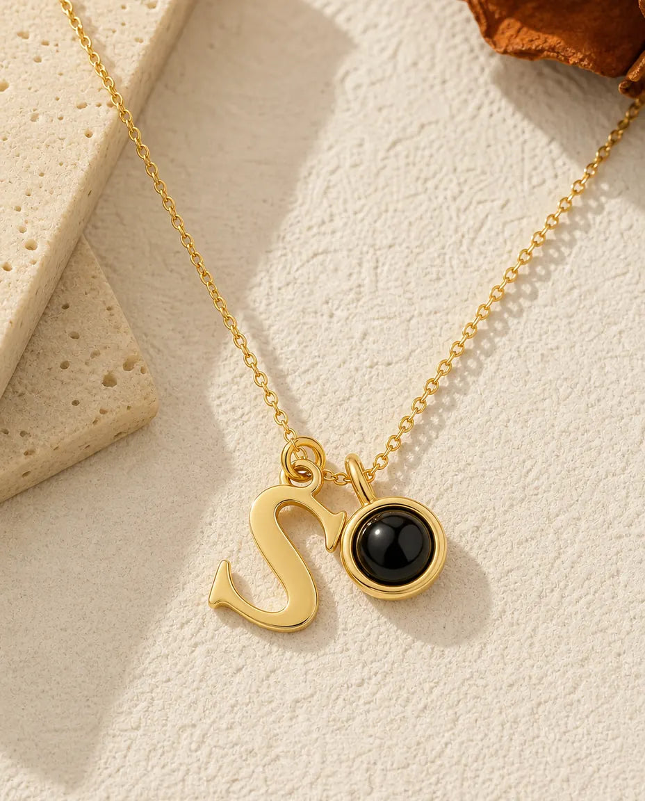 Personalisierte Buchstaben-Kette in Gold mit Foto im Stein, Initiale in Schreibschrift und deinem Bild in der Perle, Geschenk für sie