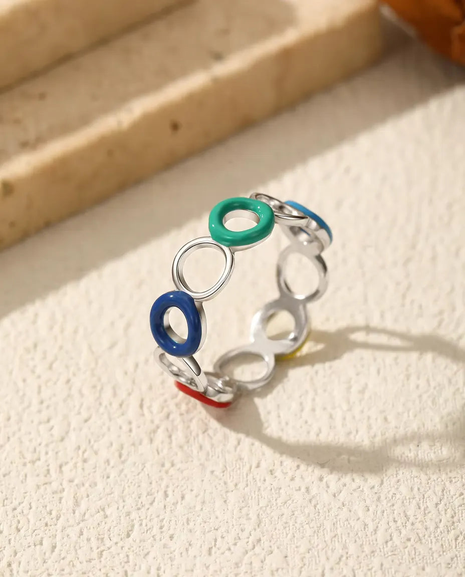 Emaille Ring aus 925 Sterlingsilber - aufrecht stehend auf heller Strukturfläche