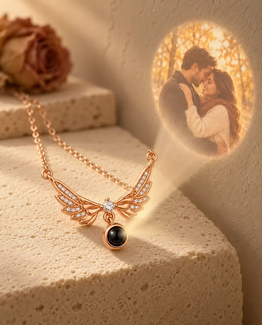 Personalisierte Engelsflügel Kette mit Bild im Stein in Roségold - projiziert das verborgene Foto an die Wand