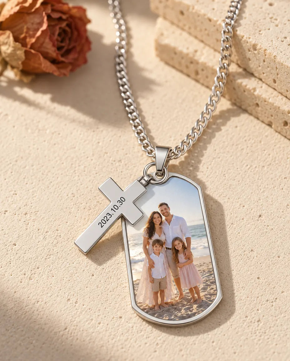 Foto-Kette mit Farbfoto einer Familie und kleinem Kreuz mit graviertem Datum