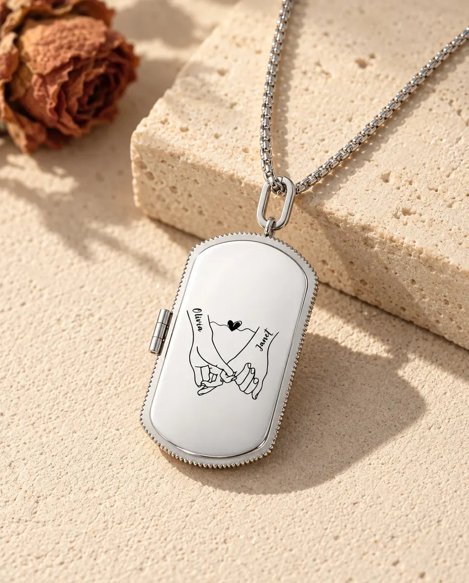 Personalisiertes Foto-Medaillon für Herren in Silberfarben, Erkennungsmarke mit graviertem Kleiner-Finger-Motiv und zwei Namen