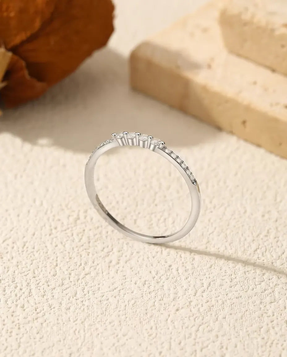 Geschwungener Moissanit Ring - 16 abgestufte Steine auf gebogenem Pavé-Band, 925 Sterlingsilber, US-Grössen 5 bis 9
