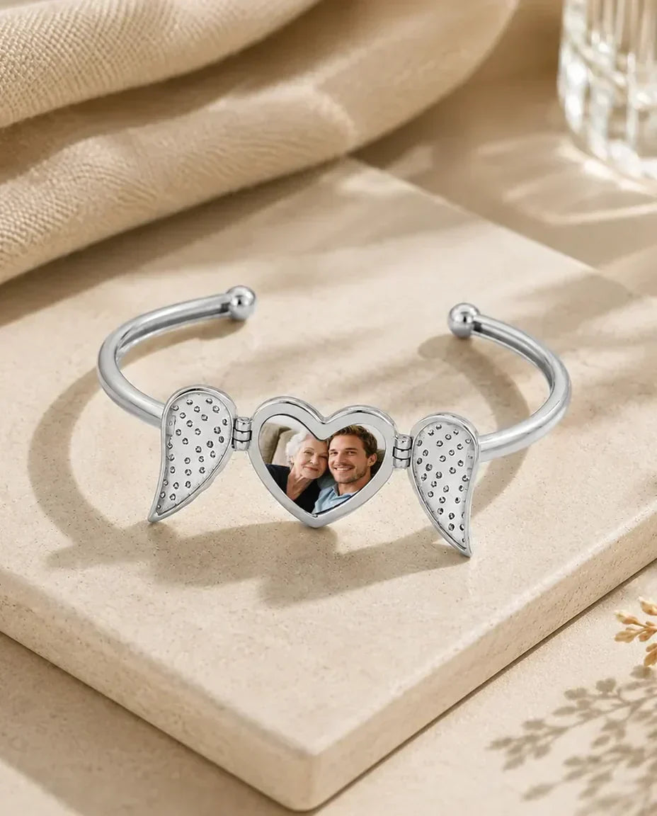 Personalisierter Herz-Armreif mit Foto & Engelsflügeln – aufklappbares Medaillon-Armband in Silber & Gold, Andenken-Geschenk