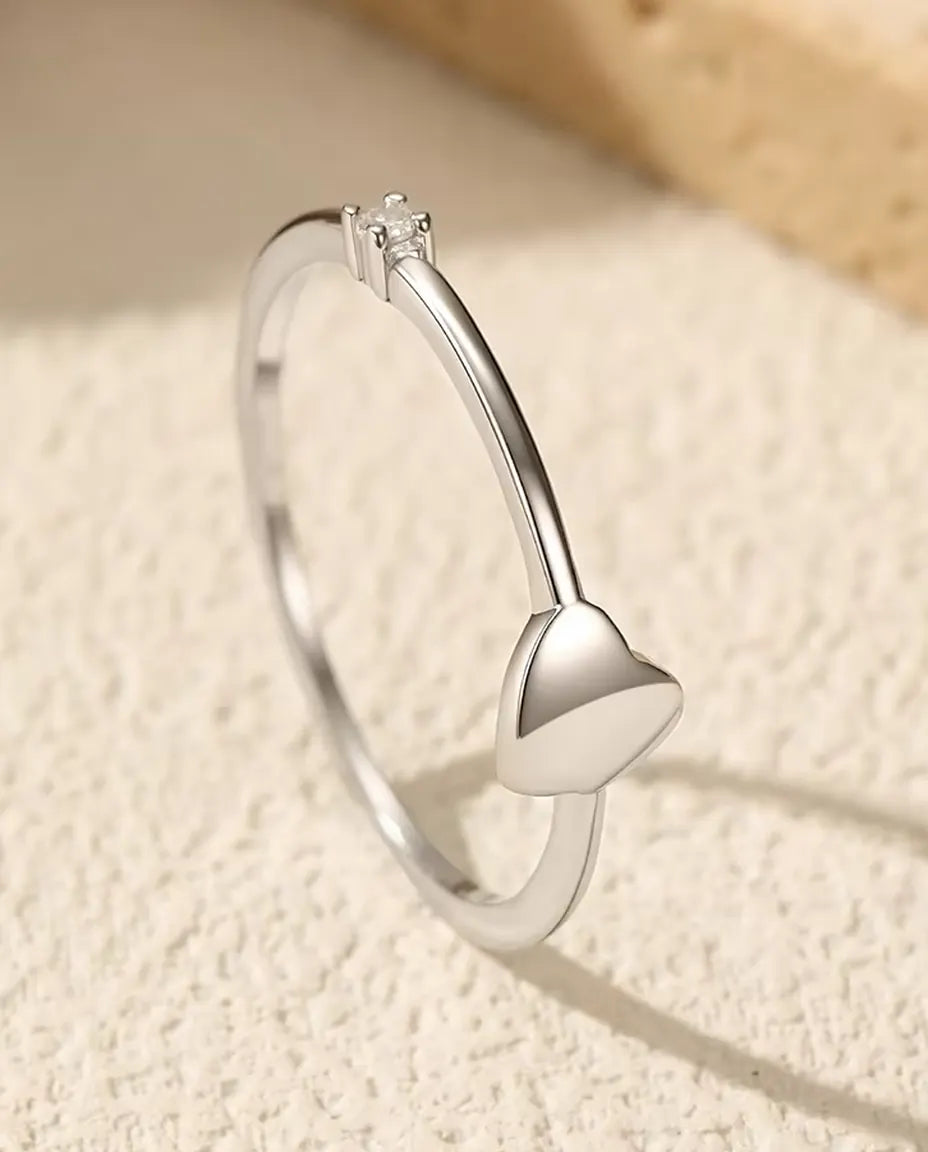 Herz Ring - poliertes Herz von 5 mm mit Moissanit in Farbe D auf einem 0,8 mm Band aus 925 Sterlingsilber, Grösse 5 bis 9