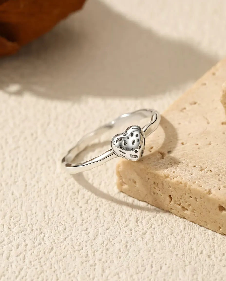 Herz Ring mit Struktur - 6 mm Herz mit Punktprägung auf schmalem Band, massives 925 Sterlingsilber, US-Grössen 5 bis 9