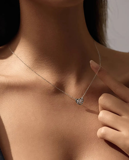 Kette Keltischer Knoten in Herzform – 9 Moissanite in Farbe D, aus 925 Sterlingsilber, verstellbar 40+5 cm