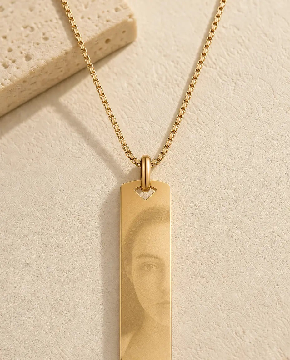 Personalisierte Kette mit Foto-Gravur, Dein Bild in den Stab-Anhänger graviert mit Namen auf der Rückseite, Gold Silber oder Schwarz