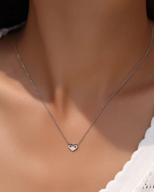 Herz Kette aus 925 Sterlingsilber - am Model getragen