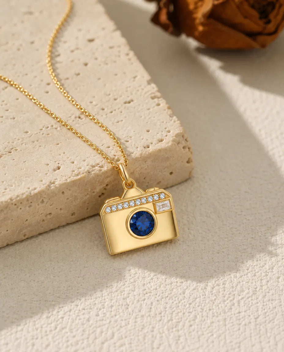 Personalisierte Kamera-Medaillon-Kette mit 2 Fotos – Geburtsstein als Objektiv und Gravur, Gold oder Silber