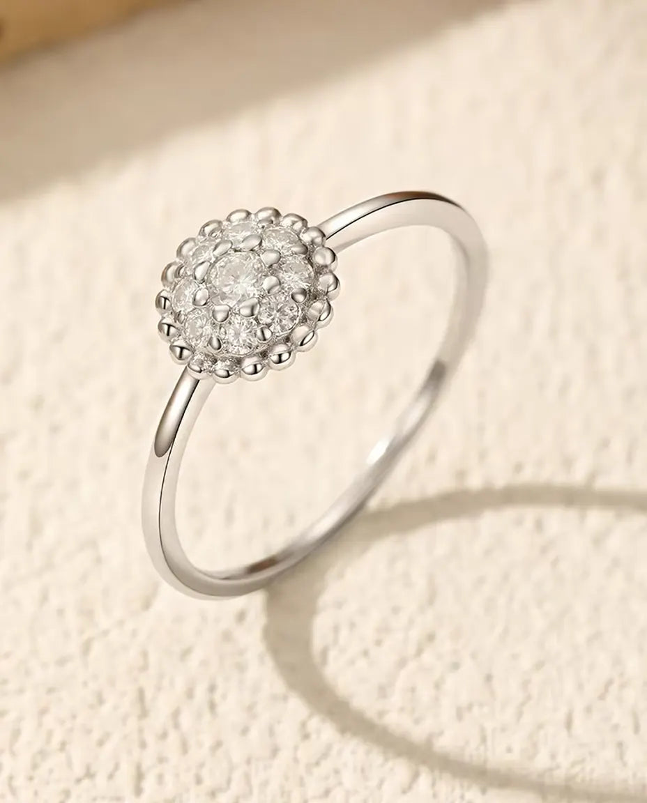 Moissanit Cluster Ring - Mittelstein 0,06 ct mit acht Steinen in einer 8 mm Perlrandfassung aus 925 Sterlingsilber, Grösse 5 bis 9