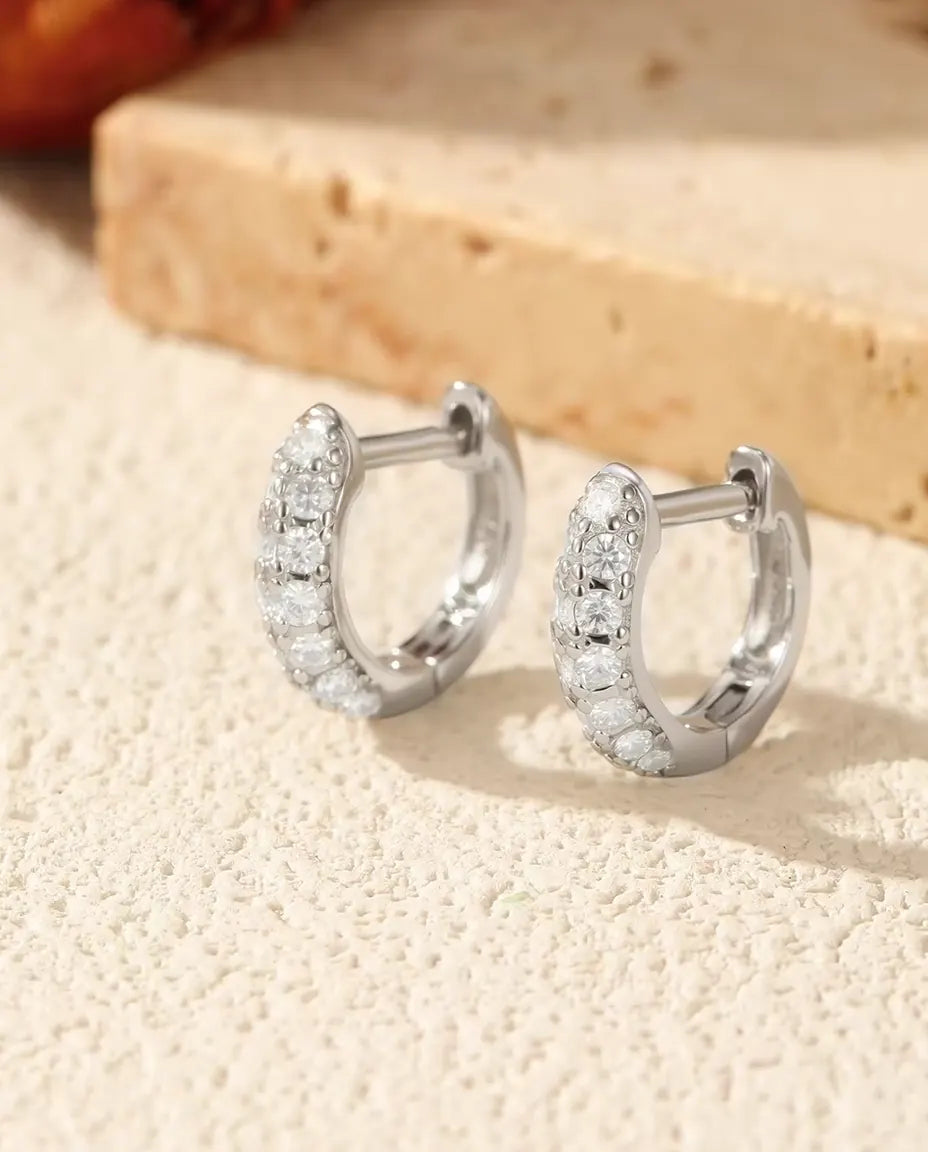 Moissanit Creolen klein für Damen - 11 mm Huggies mit Pavé aus 26 Steinen in Farbe D, 925 Sterlingsilber