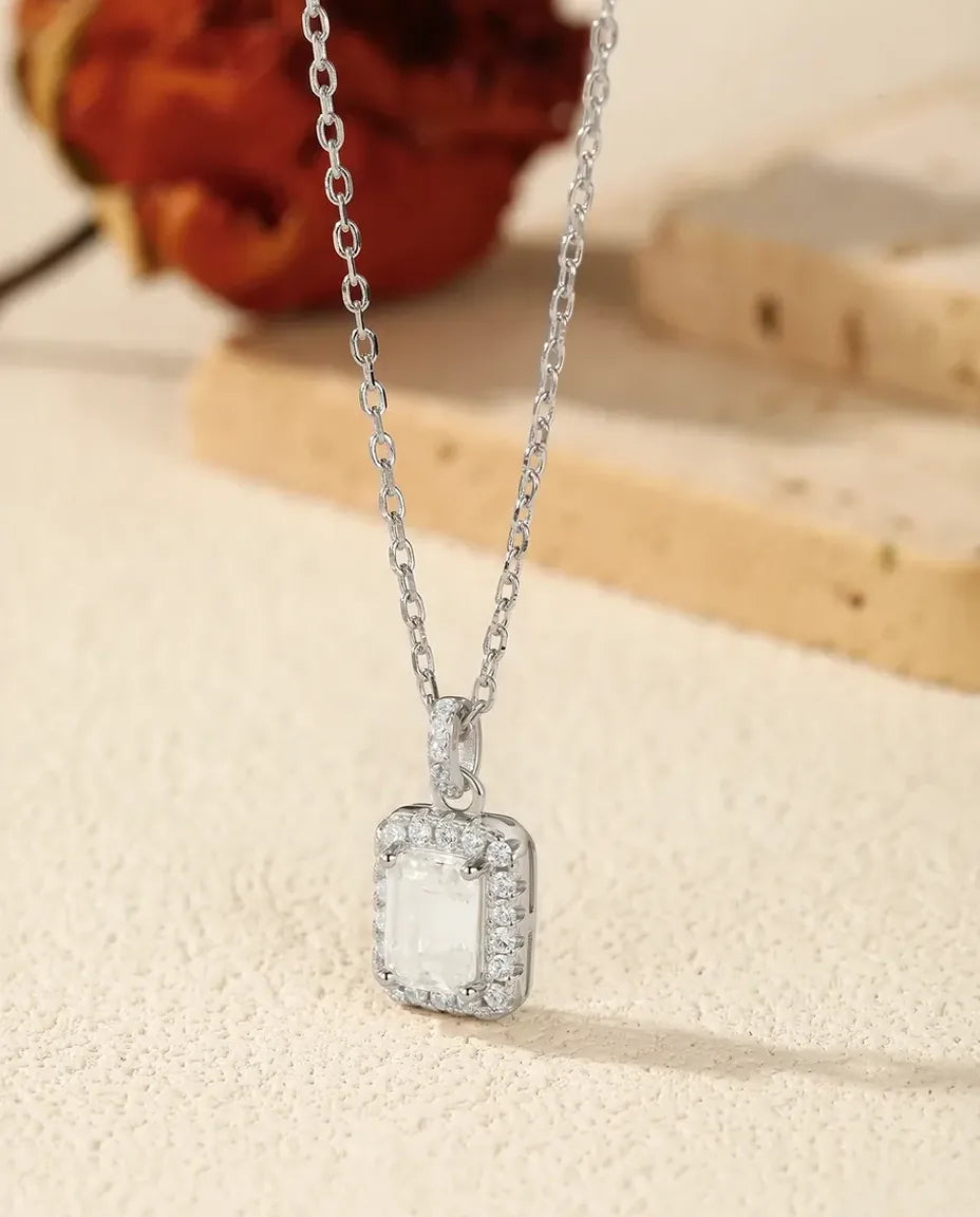 Moissanit Kette Smaragdschliff mit Halo – 1 ct Farbe D VVS1, 6 x 8 mm Anhänger in 925er Sterlingsilber