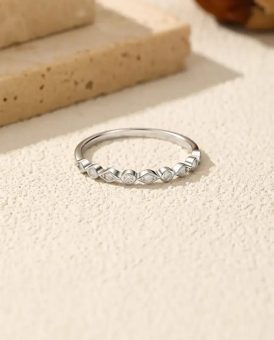 Moissanit Memoire Ring aus 925 Sterlingsilber – 9 Steine im Wechsel rund und Navette, zarter Stapelring, Grössen 5-9