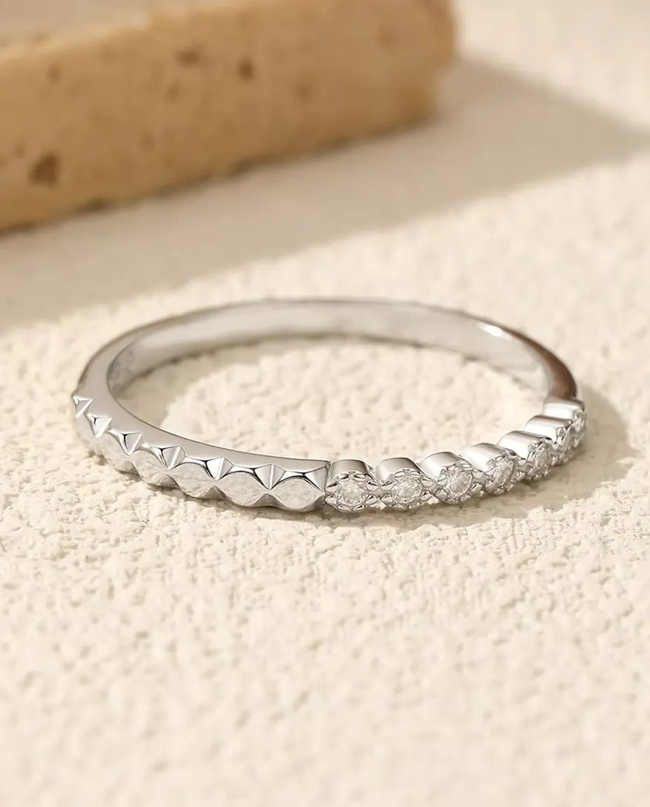 Moissanit Memoire Ring - sieben Steine à 1,3 mm Farbe D / VVS1 neben einer Reihe Pyramidenfacetten, 925 Sterlingsilber, Grösse 5 bis 9