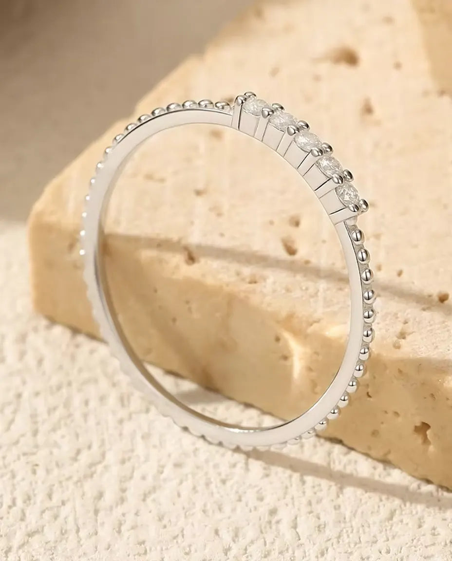 Moissanit Memoire Ring - fünf Steine à 1,5 mm in Farbe D / VVS1 mit Perlrand auf 0,9 mm Band aus 925 Sterlingsilber, Grösse 5 bis 9