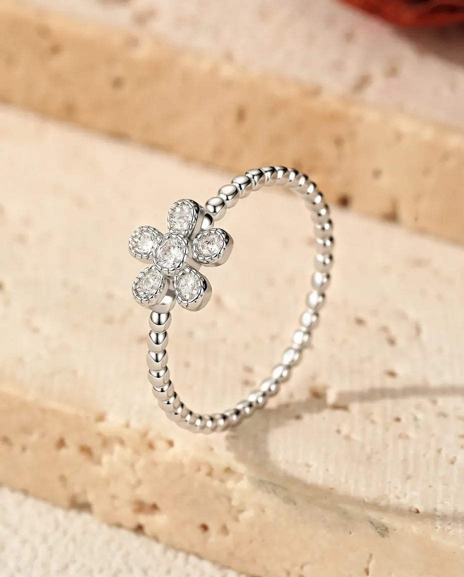 Moissanit Ring – zarte Blüte mit 5 Steinen in Pavé-Fassung, D-Farbe VVS, 925er Sterlingsilber, Geschenk für Sie