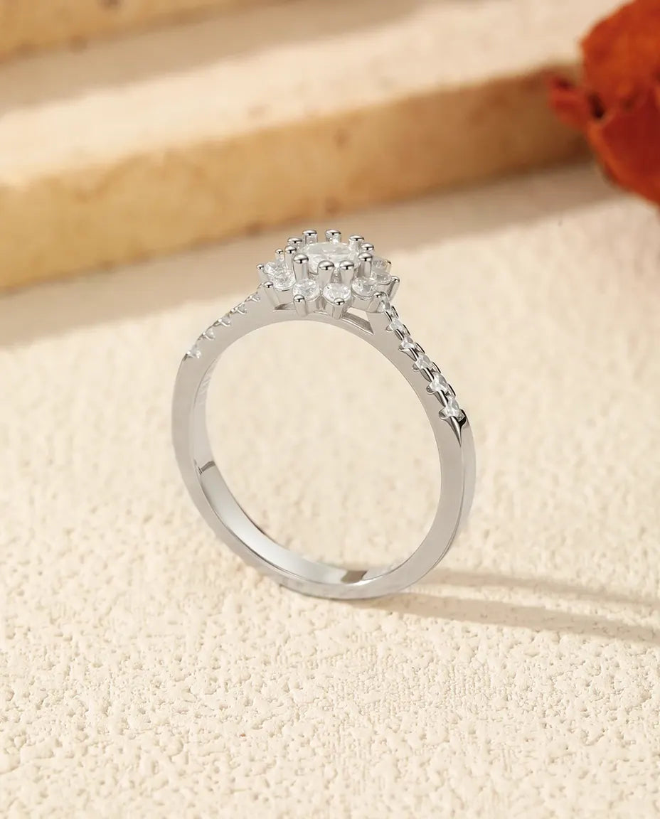 Moissanit Ring – Blüten-Halo mit 0,3 ct rundem Stein in D-Farbe, 925er Sterlingsilber, Verlobungsring für Damen