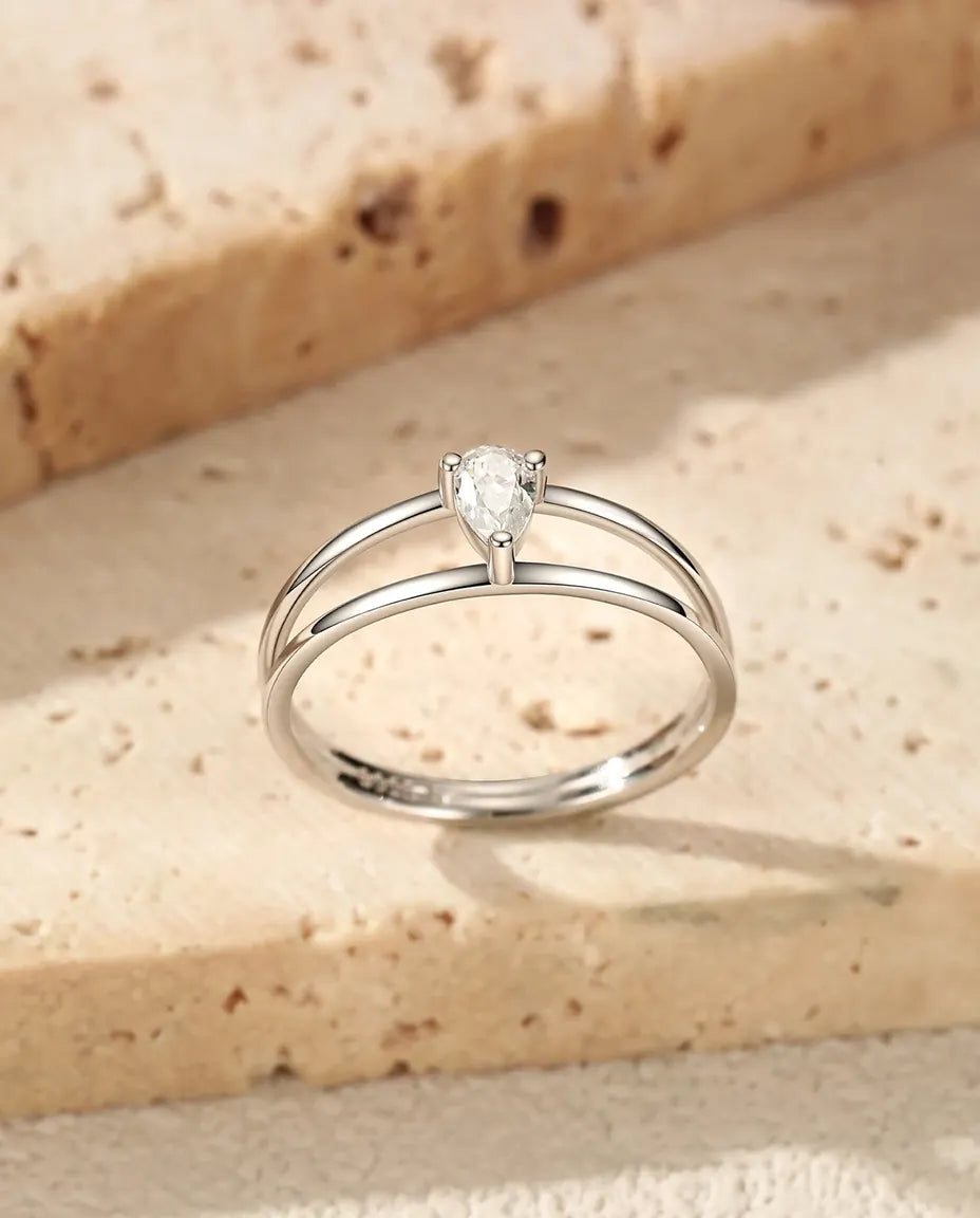 Moissanit Ring – minimalistische Doppelschiene mit 0,3 ct Tropfenschliff in D-Farbe, 925er Sterlingsilber, Ring für Damen