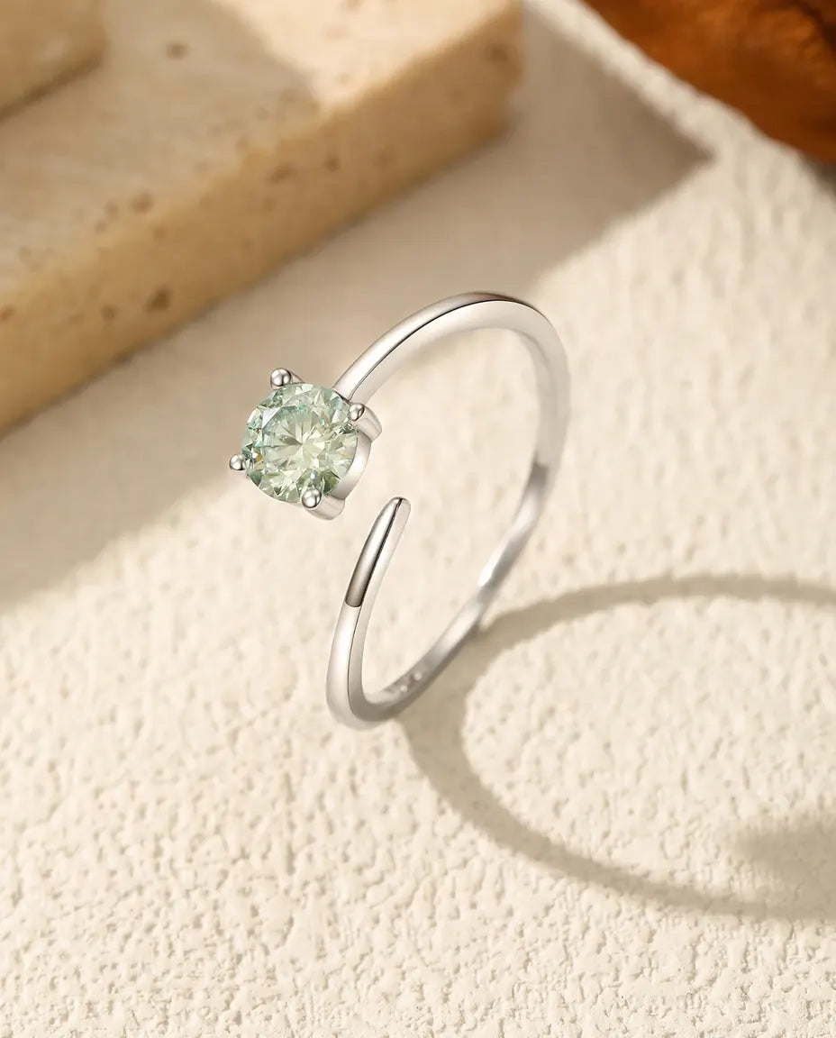 Moissanit Ring – Grüner 0,5 ct Solitär im Rundschliff, offene grössenverstellbare Schiene, zartes 925er Sterlingsilber, Geschenk für Sie