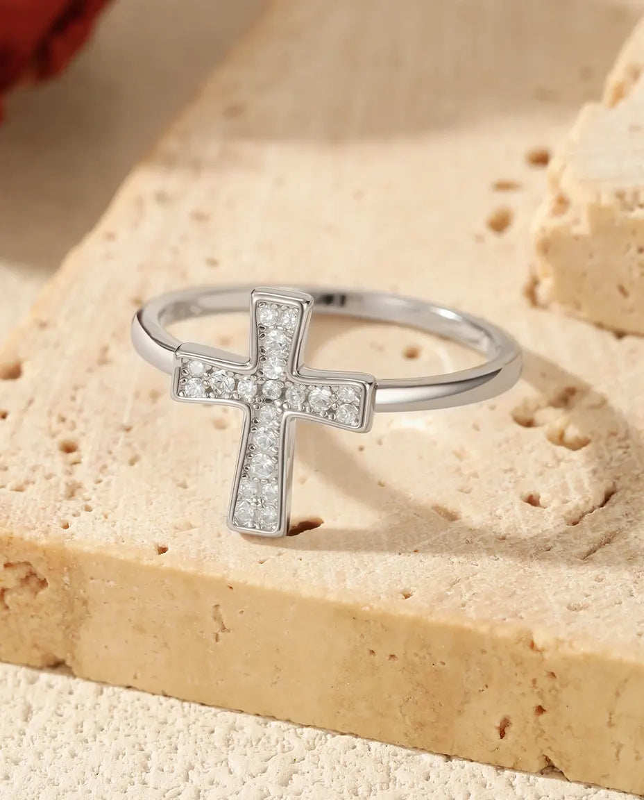 Moissanit Ring – liegendes Kreuz mit 20 Pavé-Steinen in Farbe D, 925er Sterlingsilber, zarter Ring für Damen