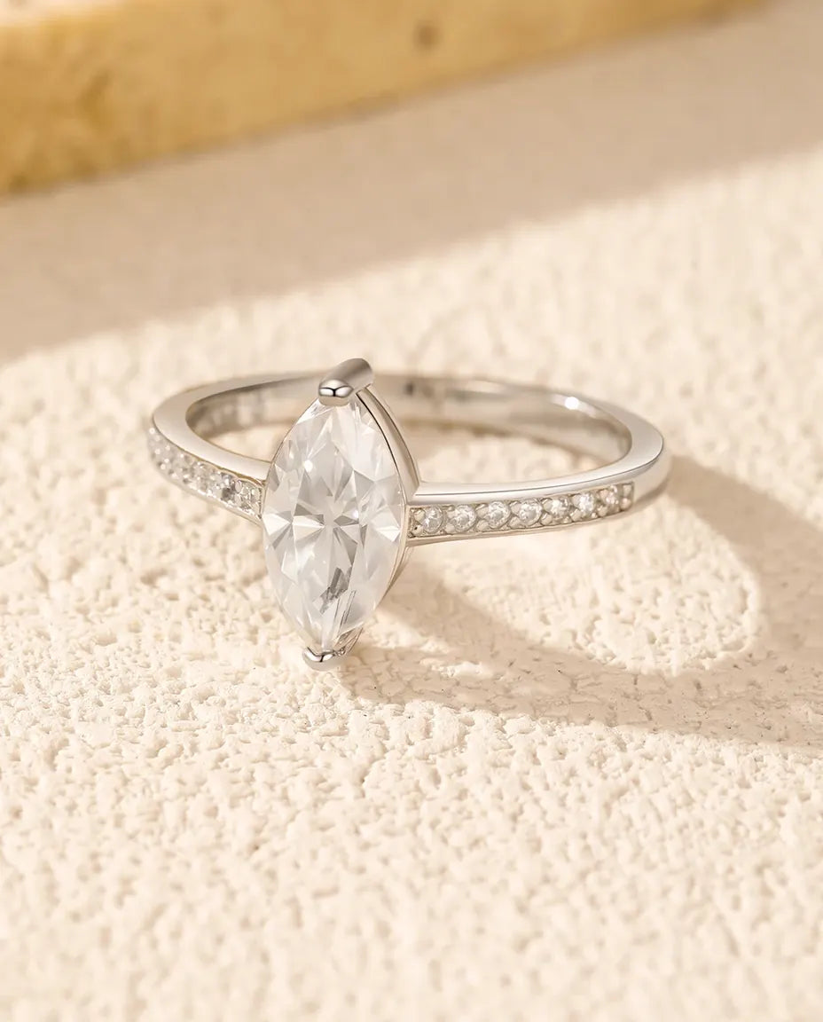 Moissanit Ring – 1 ct Marquise-Schliff in D-Farbe, Solitär auf schmalem Band, 925er Sterlingsilber, Verlobungsring