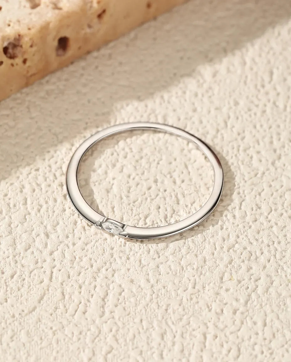Moissanit Ring – Zarter Stapelring mit Marquise-Schliff in D-Farbe, minimalistischer Ring aus 925er Sterlingsilber für Damen