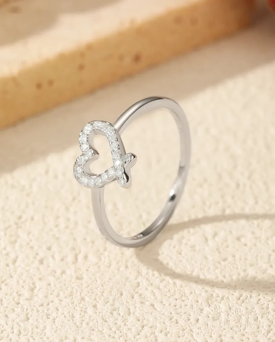 Moissanit Ring – offenes Herz mit Pavé-Steinen in D-Farbe, 925er Sterlingsilber, zarter Ring für Damen, Geschenk für Sie