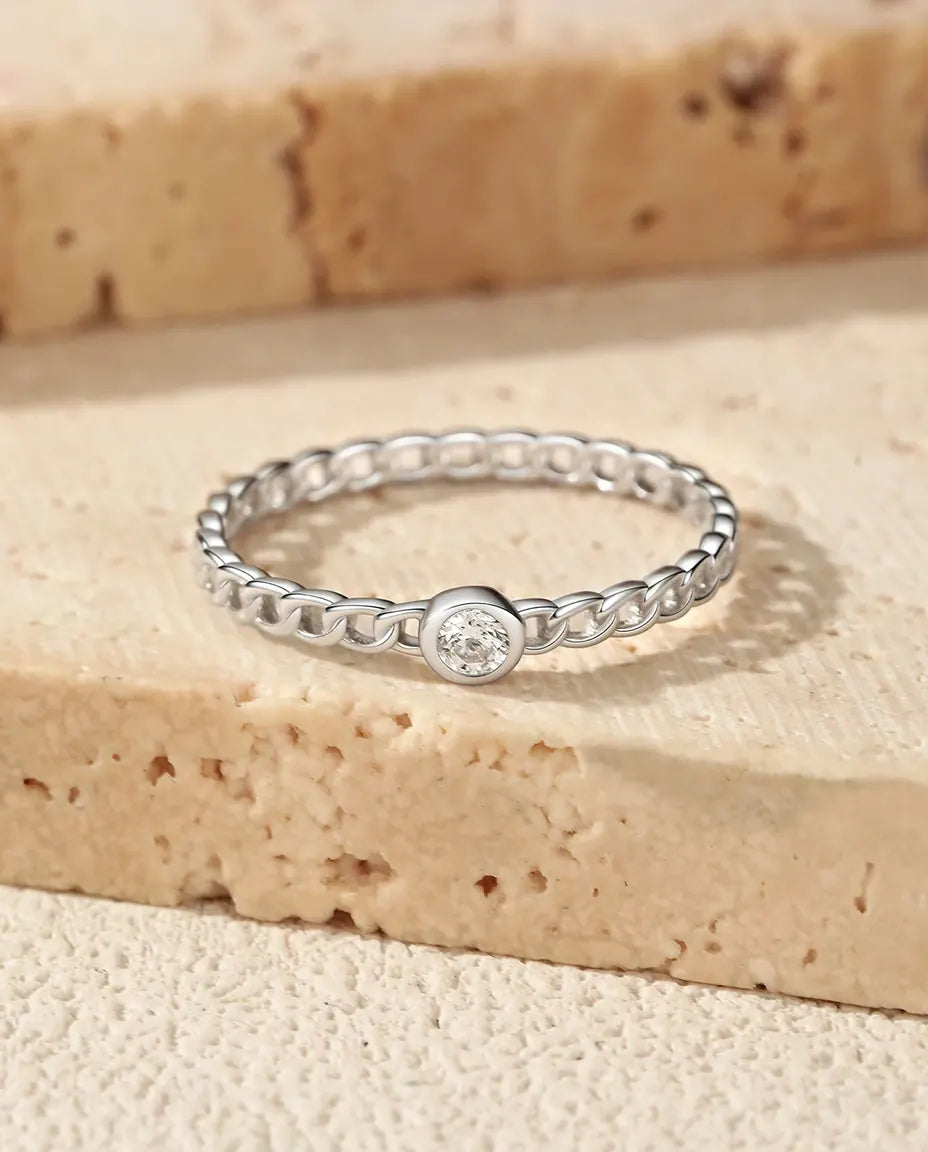 Moissanit Ring – Panzerketten-Design mit rundem Stein in Zargenfassung, zarter Stapelring aus 925er Sterlingsilber, Geschenk für Sie