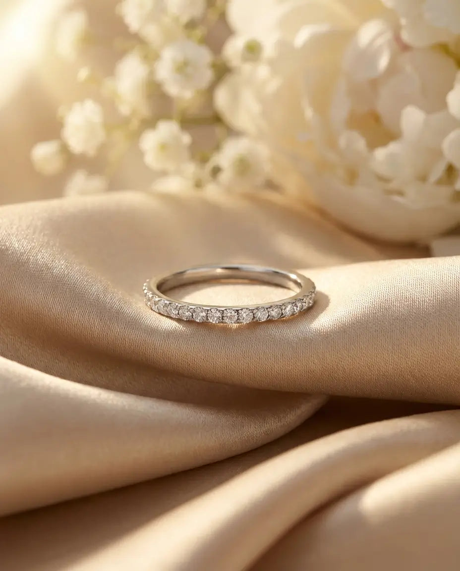 Moissanit Ring – Zarter Pavé Memoire-Ring 1,3 mm, 925er Sterlingsilber, Stapelring und Ehering, Geschenk für Sie