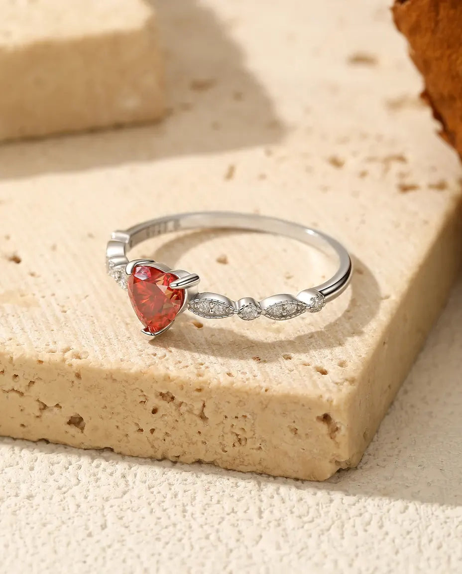 Moissanit Ring – 0,5ct rotes Herz im Herz-Schliff, D-Farbe VVS1, Milgrain-Schiene mit Zirkonia, 925er Sterlingsilber