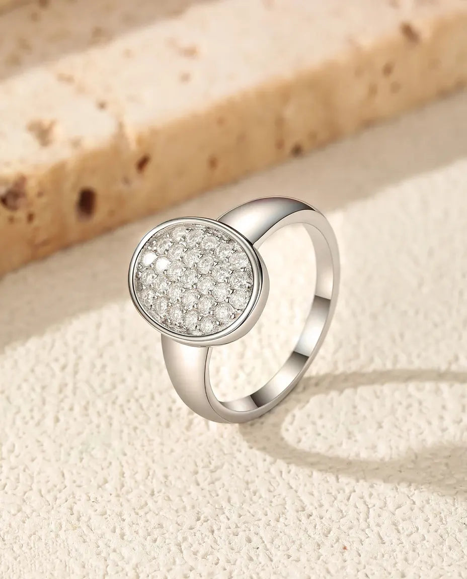 Moissanit Ring – Siegelring mit ovalem Pavé aus 29 Steinen in D-Farbe, 925er Sterlingsilber, Statement-Ring für Damen