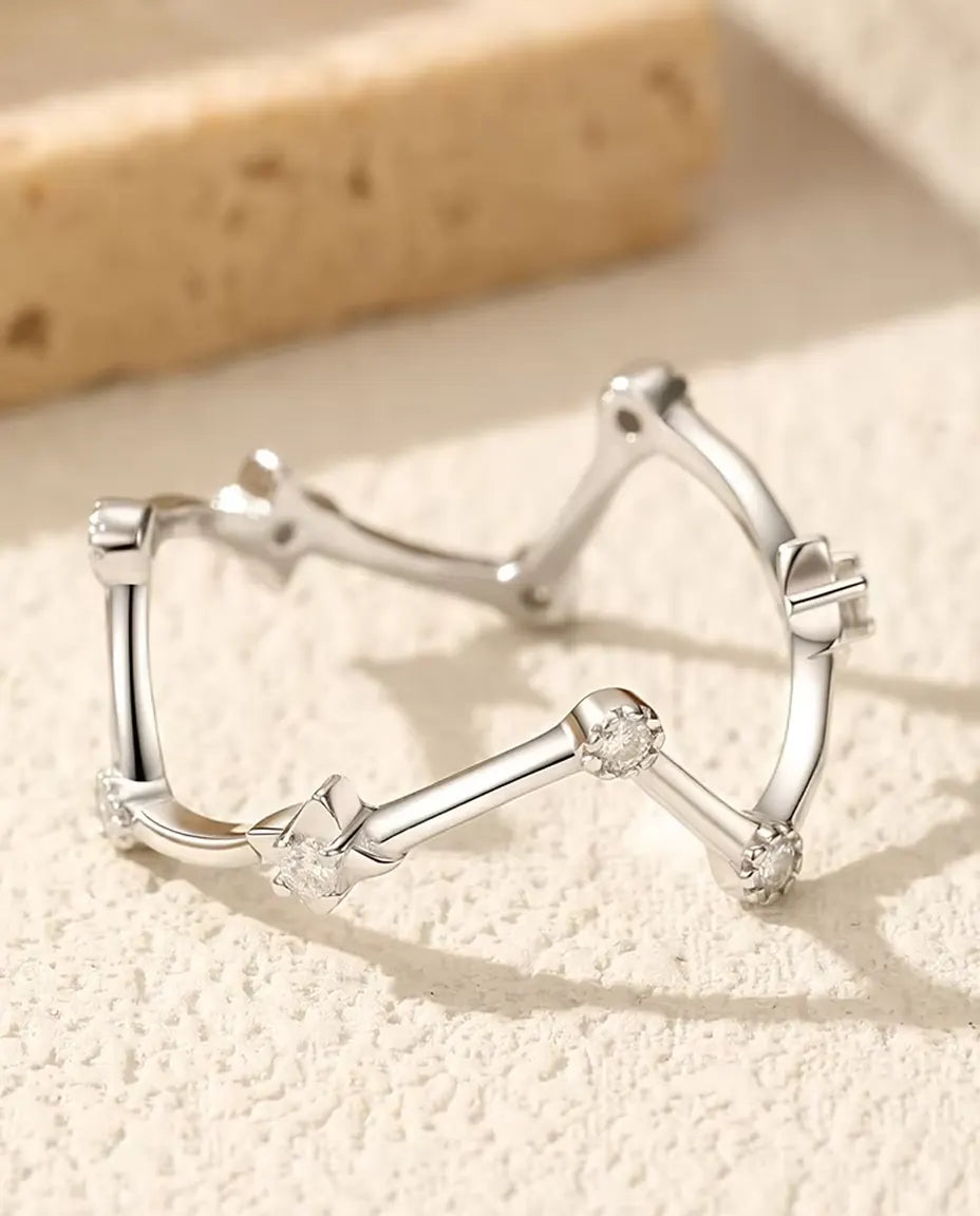 Moissanit Ring als Sternbild – neun Steine in Farbe D auf 1,1 mm Schiene, 925 Sterlingsilber, Grössen 5-9