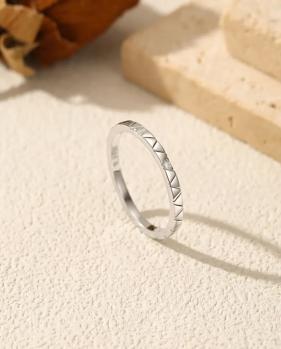 Moissanit Stapelring aus 925 Sterlingsilber - aufrecht stehend auf heller Strukturfläche