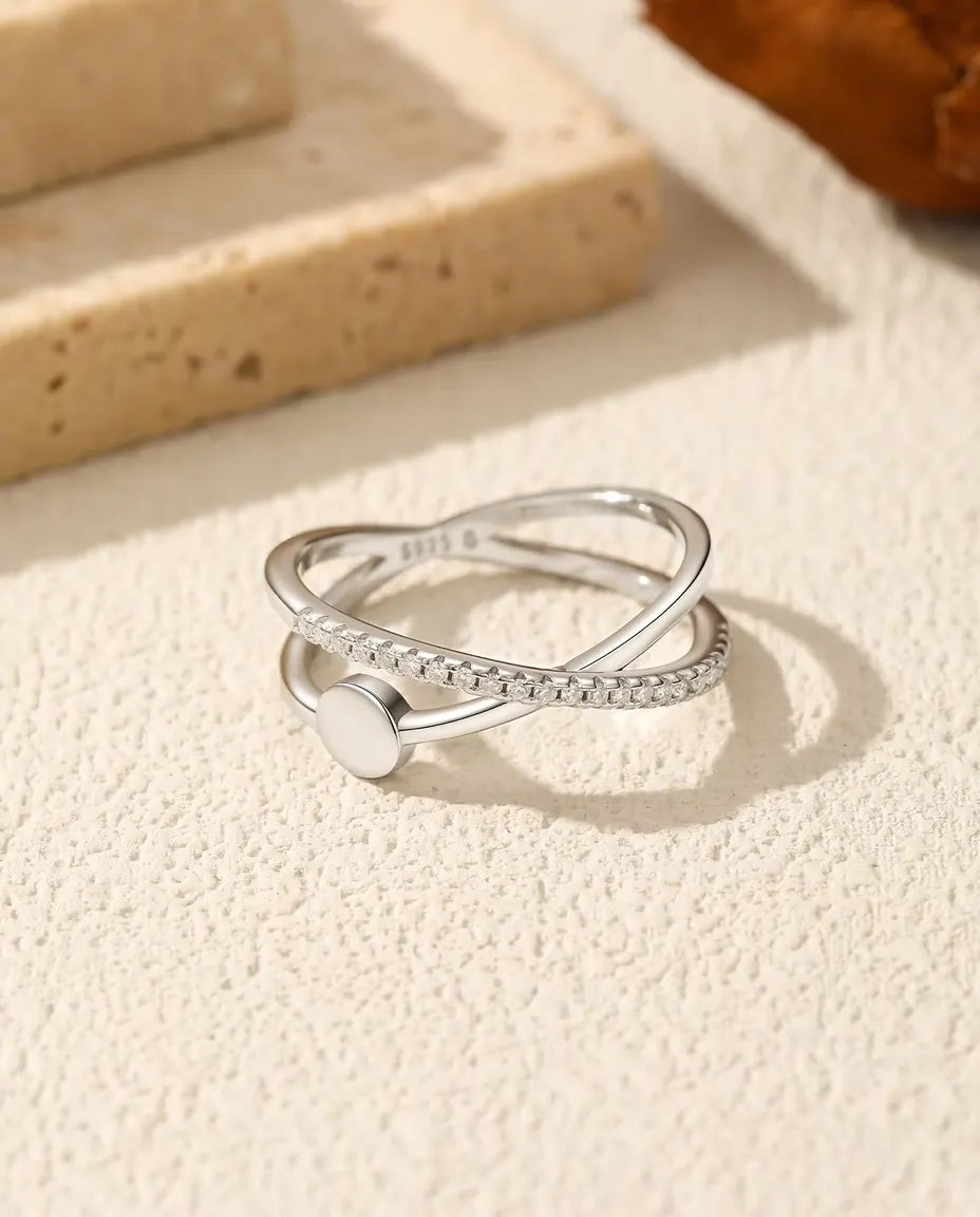Moissanit X Ring - überkreuztes Band mit Pavé und 4,5 mm polierter Scheibe aus 925 Sterlingsilber, Grösse 5 bis 9
