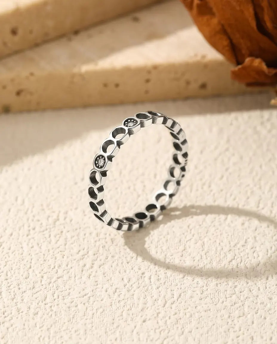 Mondphasen Ring - durchbrochene Kreise mit zwei Moissaniten in oxidiertem 925 Sterlingsilber, US-Grössen 5 bis 9