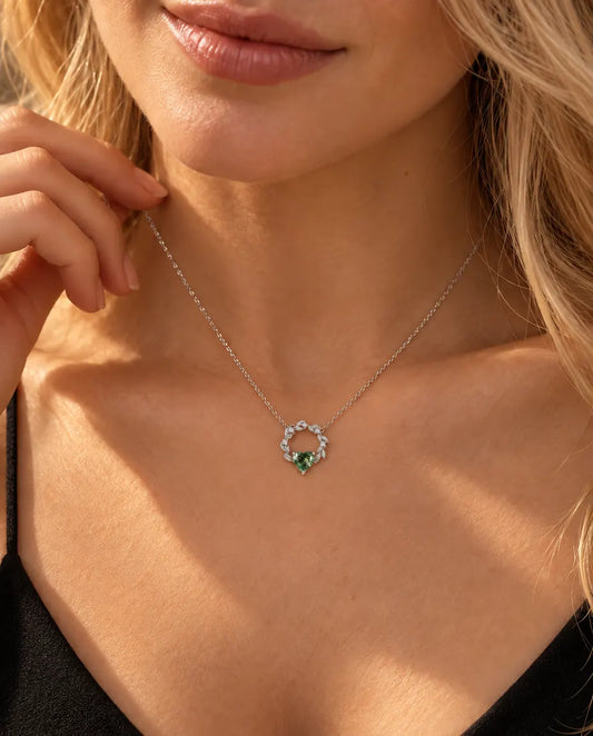 Moosachat Herz Kette aus 925 Sterlingsilber - am Model getragen, Hand am Hals