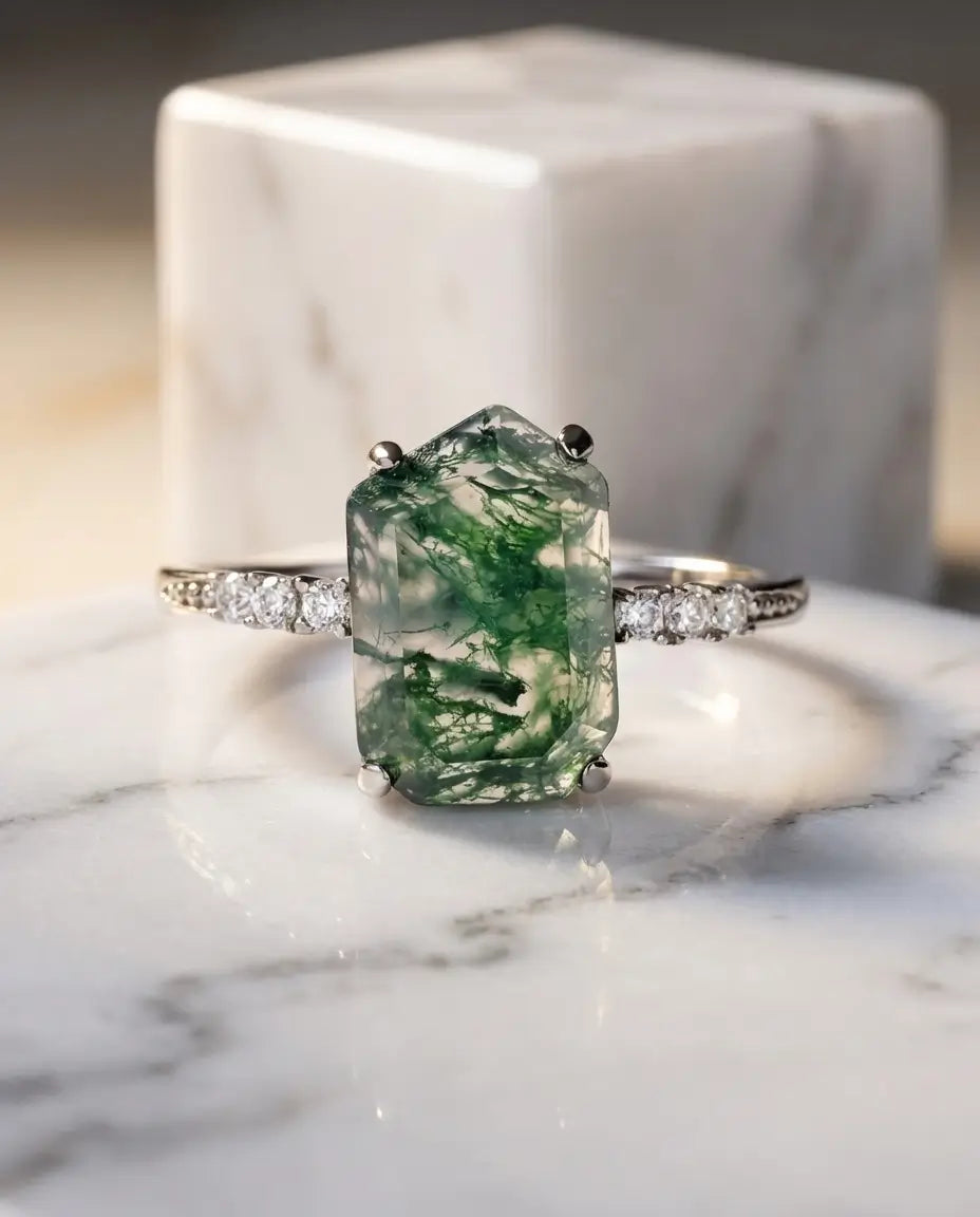 Moosachat Ring – Smaragdschliff mit Zirkonia, weissvergoldet, offene grössenverstellbare Ringschiene, Geschenk für Sie