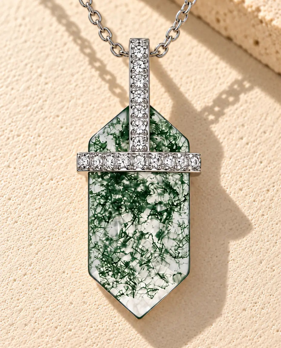 Moosachat Kette mit Sechseck-Anhänger aus 925 Sterlingsilber - auf heller Strukturfläche neben einem Travertinblock liegend