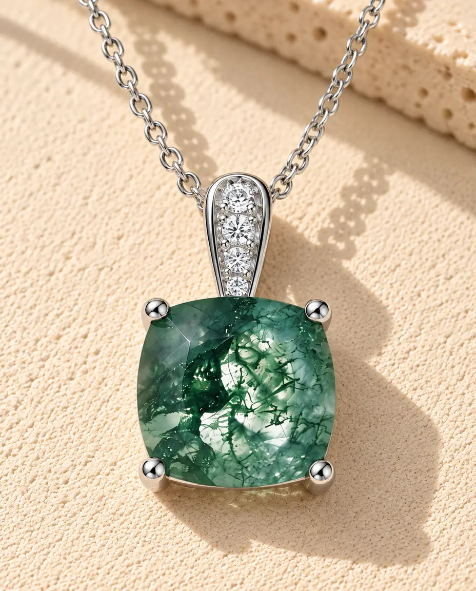 Moosachat Solitär Anhänger Kette aus 925 Sterlingsilber - auf heller Strukturfläche neben einem Travertinblock liegend