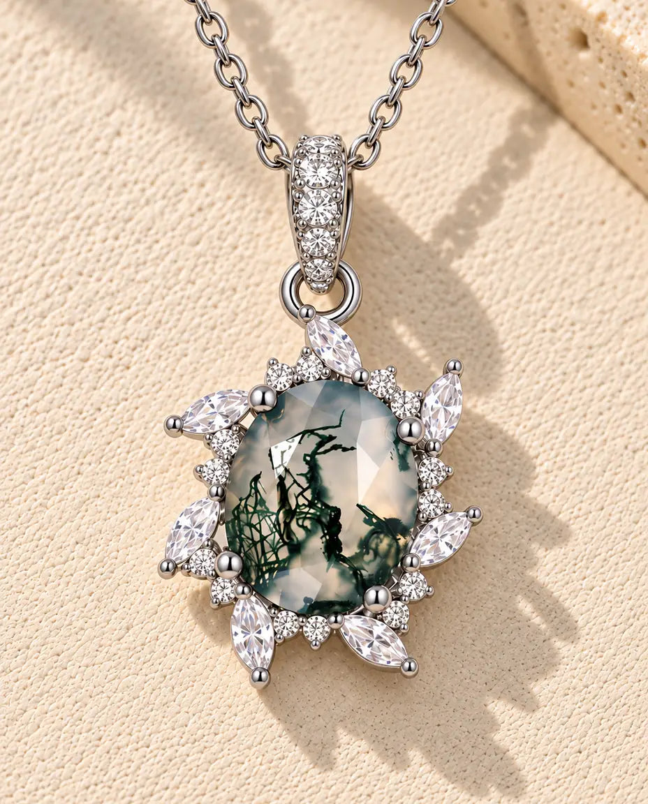 Moosachat Strahlen Kette aus 925 Sterlingsilber - auf heller Strukturfläche neben einem Travertinblock liegend