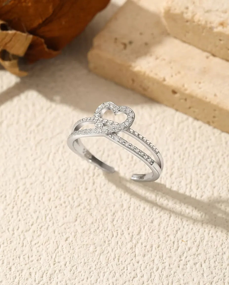 Offener Herzring mit Zirkonia - 8 mm Herz auf zwei gekreuzten Bändern, 925 Sterlingsilber, grössenverstellbar