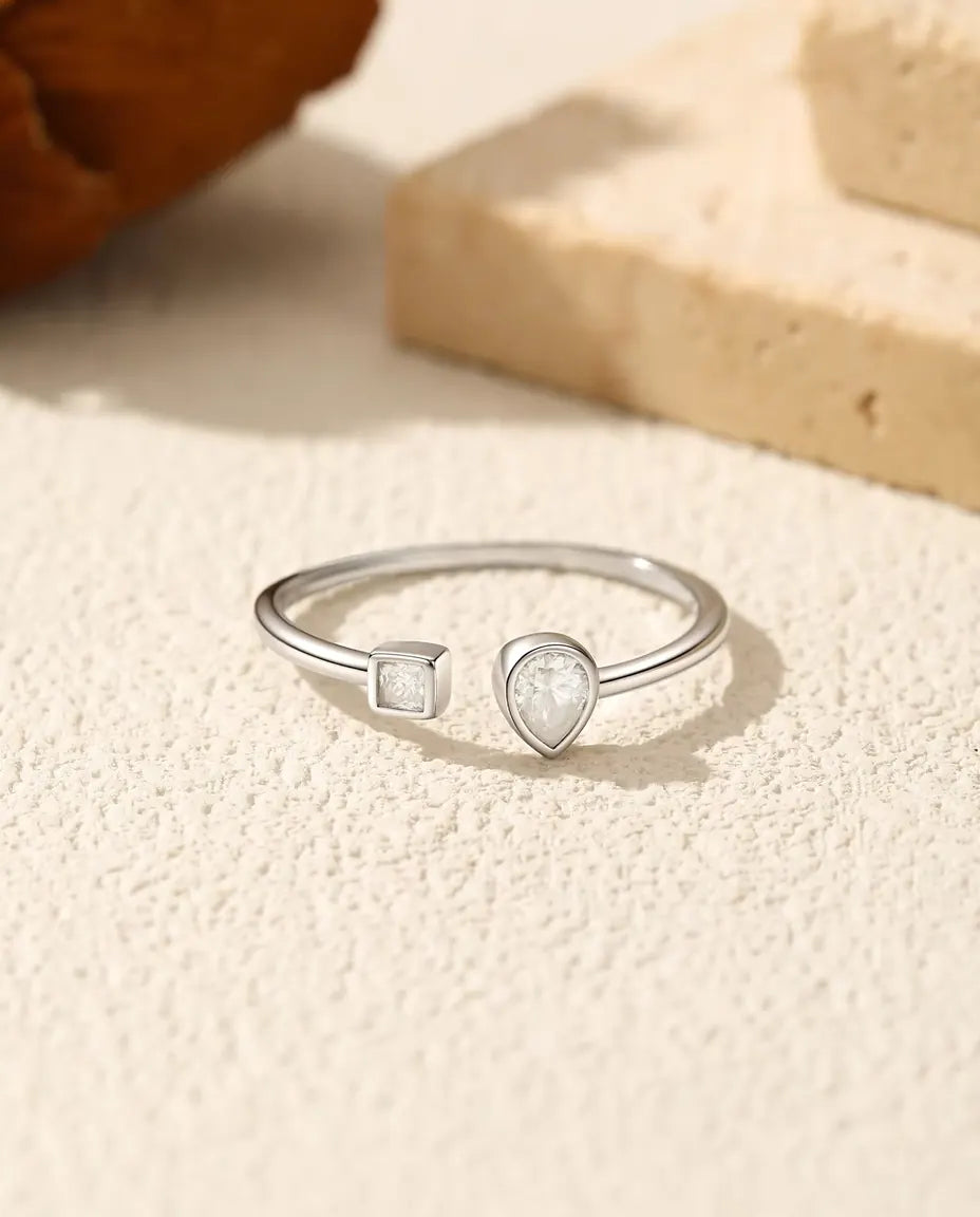 Offener Ring mit Moissanit - Tropfen 0,30 ct und Karree 0,08 ct in Farbe D / VVS1, 925 Sterlingsilber, grössenverstellbar