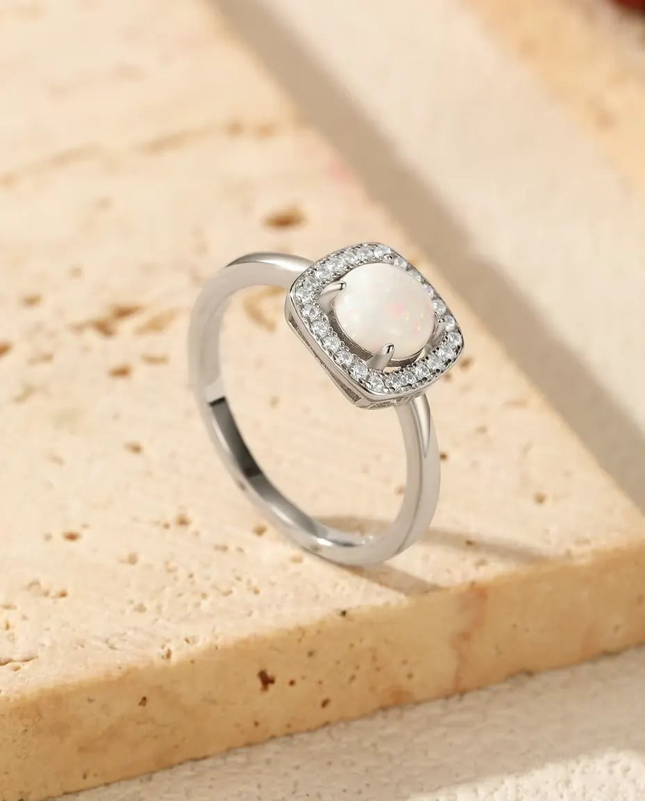 Opal Ring aus 925 Sterlingsilber - auf der Kante einer Travertinplatte