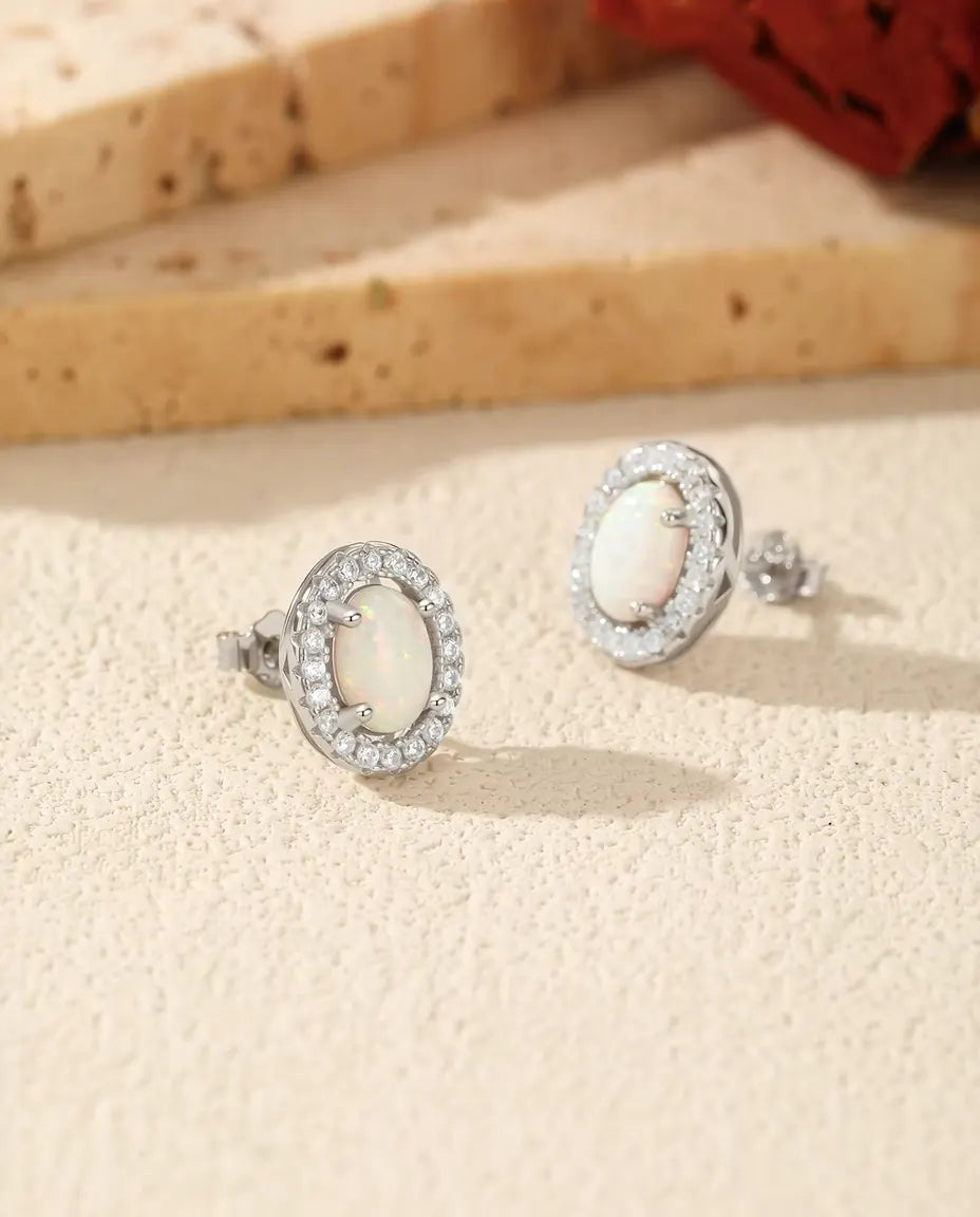 Opal Ohrstecker aus 925 Sterlingsilber – Ovaler weisser Opal (im Labor gezüchtet), 5 x 7 mm, mit Halo aus Zirkonia, Krappenfassung, Geschenk für Sie
